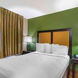 Deluxe Studio 1 Queen Bed Non-Smoking